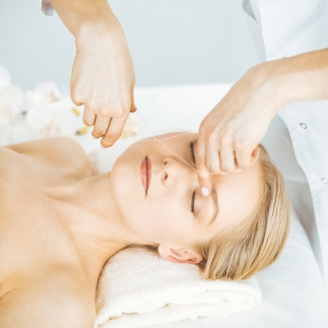 Epilazione Contorno Viso con Filo Arabo
