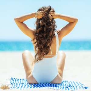 Come Curare i Capelli al Mare e in Vacanza: 10 consigli per una chioma splendente
