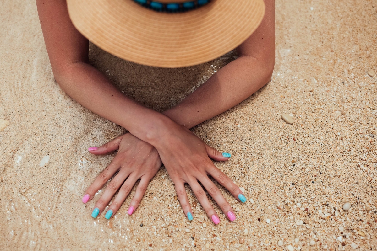 Preparati per le Vacanze: Suggerimenti di Bellezza per una Manicure Impeccabile al Mare