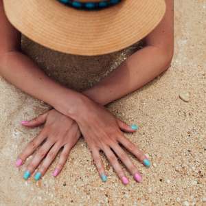 Preparati per le Vacanze: Suggerimenti di Bellezza per una Manicure Impeccabile al Mare